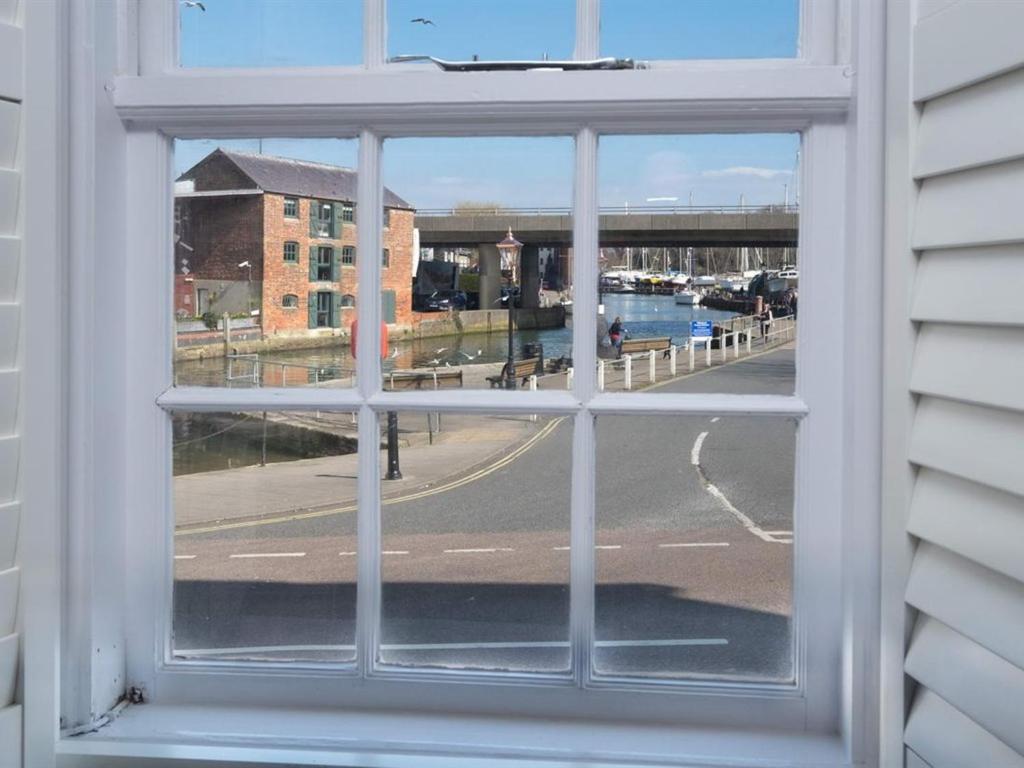 One Holyrood Hotel & Cafe Newport  Bilik gambar