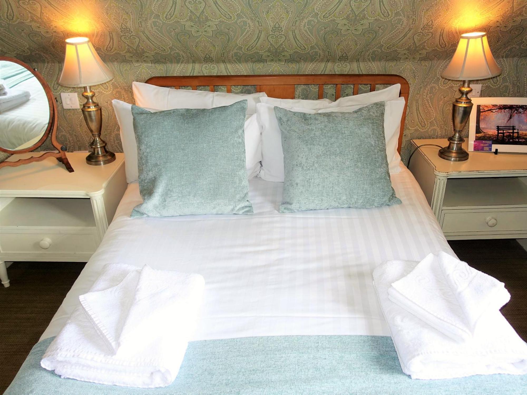 One Holyrood Hotel & Cafe Newport  Bilik gambar