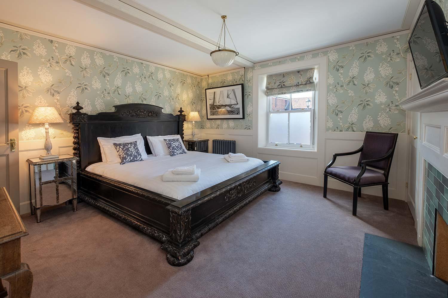 One Holyrood Hotel & Cafe Newport  Bilik gambar